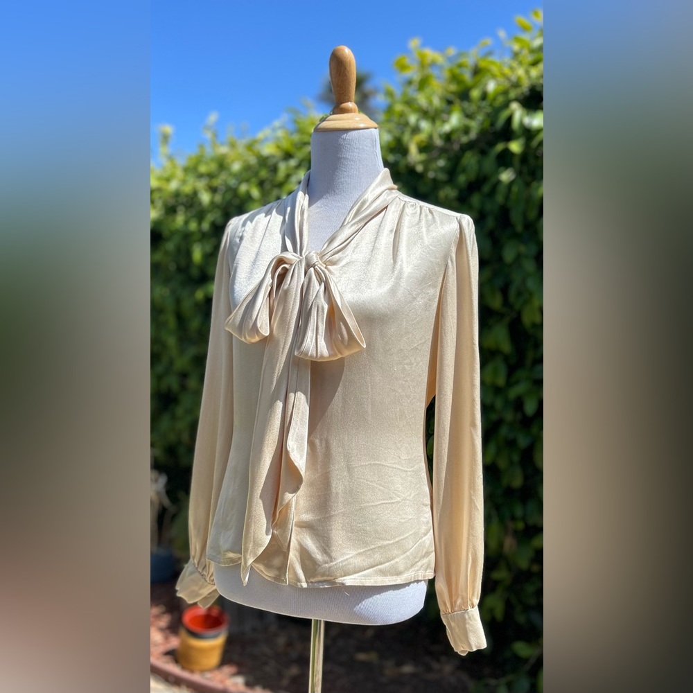 1970s LEE JORDAN NEW YORK vintage pussywillow tie ribbon cream satin blouse - Picture 2 of 7